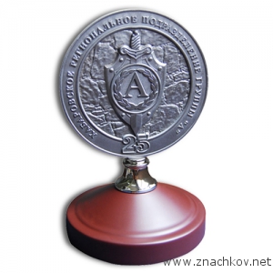 Настольный знак Альфа на деревянном стенде - античное серебро Настольный знак Альфа на деревянном стенде - античное серебро