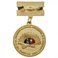 Нагрудная медаль с красной прозрачной эмалью