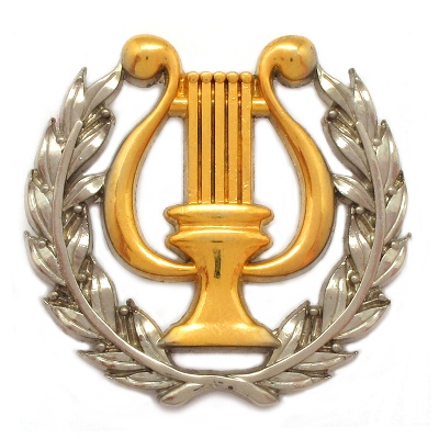 Значок Лира с совмещение покрытий золото и серебро Значок Лира с совмещение покрытий золото и серебро