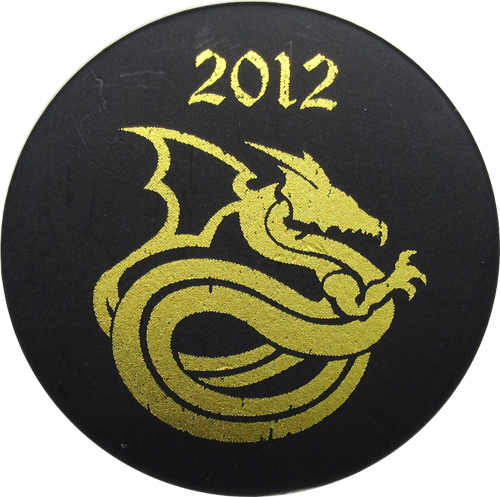 Производство пластиковых значков с золотым тиснением и матовым эффектом Производство пластиковых значков с золотым тиснением и матовым эффектом