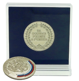 Пластиковый стенд футляр для серебряной школьной медали Пластиковый стенд футляр для серебряной школьной медали