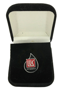 Фирменные значки ЛУКОЙЛ в упаковке